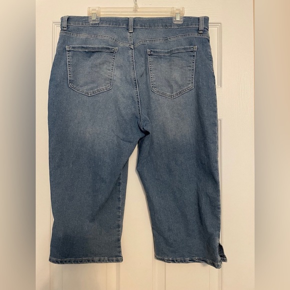 Gloria Vanderbilt All Around Slimming Effect petite 16 denim capris. - Picture 2 of 3